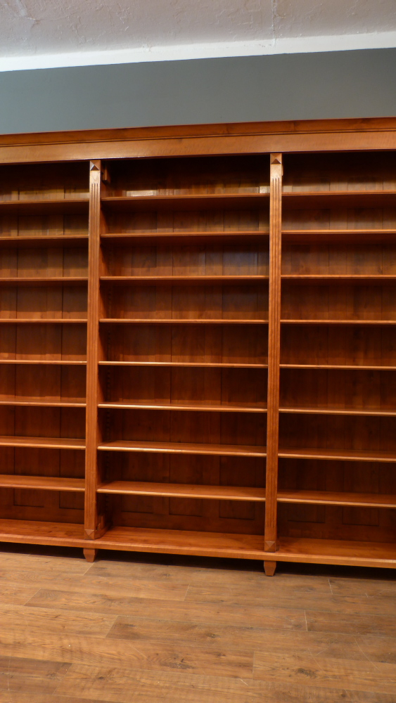 Klassische Regalwand im hellen Mahagoniton Klassische Regalwand im hellen Mahagoniton