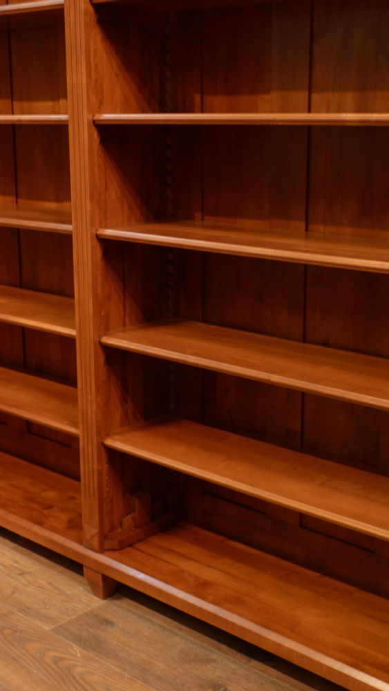 Klassische Regalwand im hellen Mahagoniton Klassische Regalwand im hellen Mahagoniton