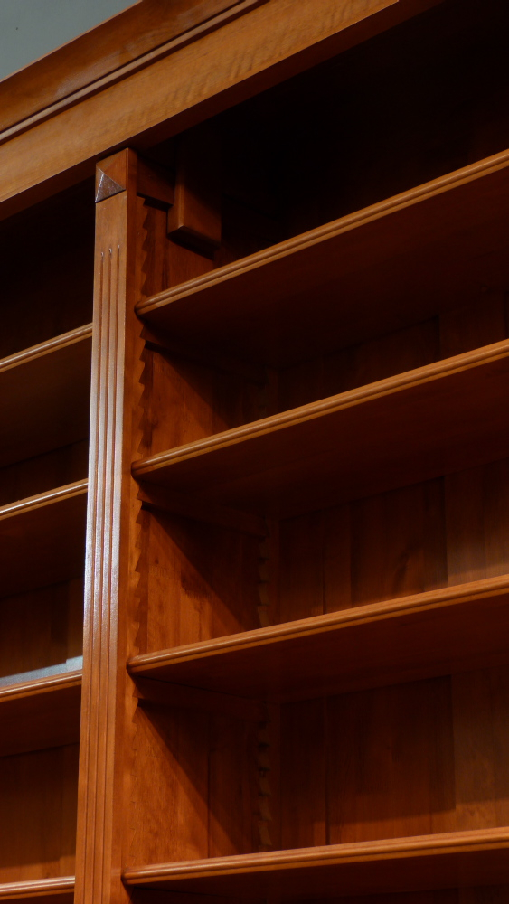 Klassische Regalwand im hellen Mahagoniton Klassische Regalwand im hellen Mahagoniton