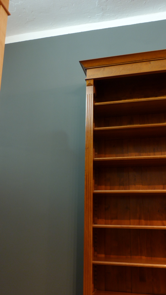 Klassische Regalwand im hellen Mahagoniton Klassische Regalwand im hellen Mahagoniton