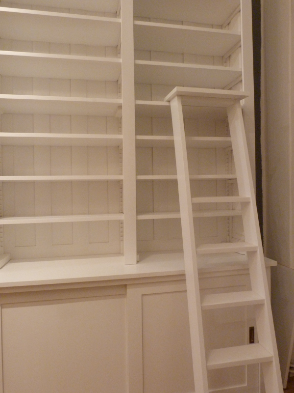 Bücherwand mit Schiebetüren, Erle Massivholz, weiss lasiert Bücherwand mit Schiebetüren, Erle Massivholz, weiss lasiert