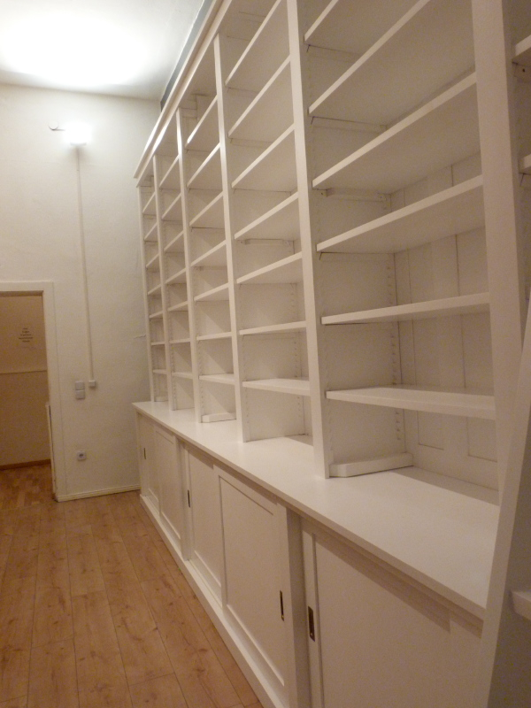 Bücherwand mit Schiebetüren, Erle Massivholz, weiss lasiert Bücherwand mit Schiebetüren, Erle Massivholz, weiss lasiert