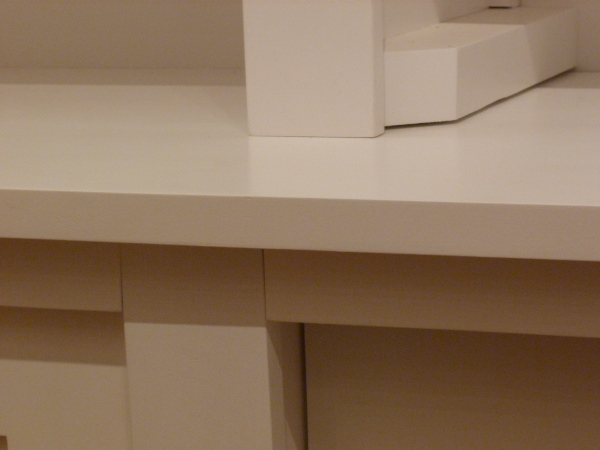 Bücherwand mit Schiebetüren, Erle Massivholz, weiss lasiert Bücherwand mit Schiebetüren, Erle Massivholz, weiss lasiert