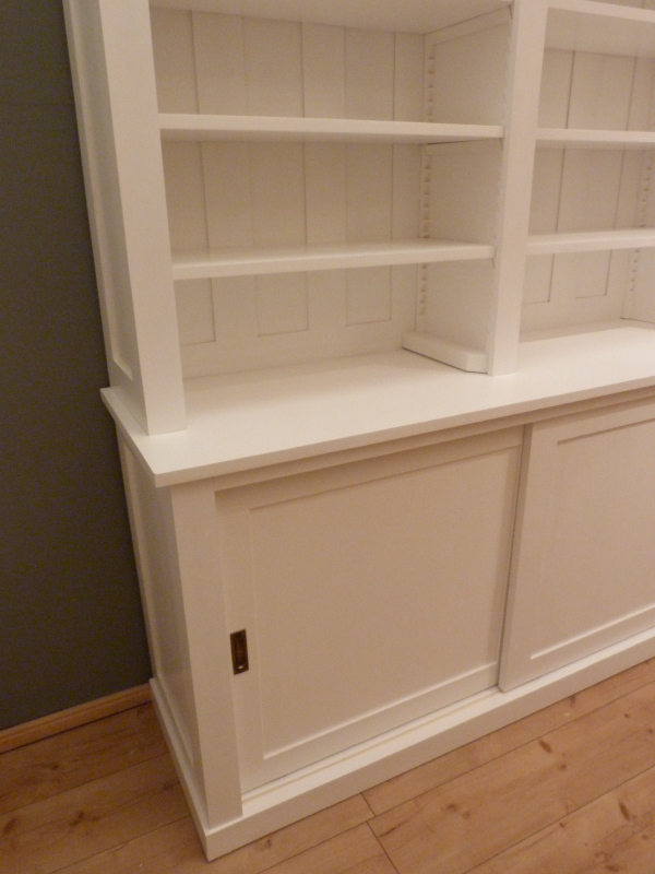 Bücherwand mit Schiebetüren, Erle Massivholz, weiss lasiert Bücherwand mit Schiebetüren, Erle Massivholz, weiss lasiert