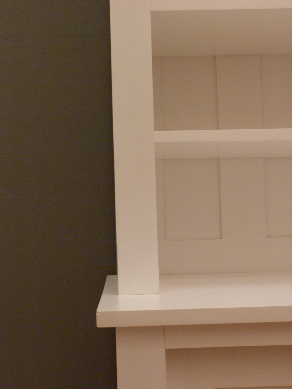 Bücherwand mit Schiebetüren, Erle Massivholz, weiss lasiert Bücherwand mit Schiebetüren, Erle Massivholz, weiss lasiert