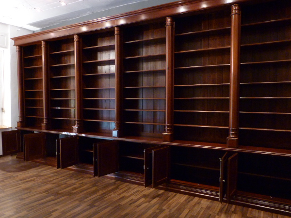 Bücherregale nach Maß, Massivholz Regal, monumentale Ausführung mit Säulen Bücherregale nach Maß, Massivholz Regal, monumentale Ausführung mit Säulen