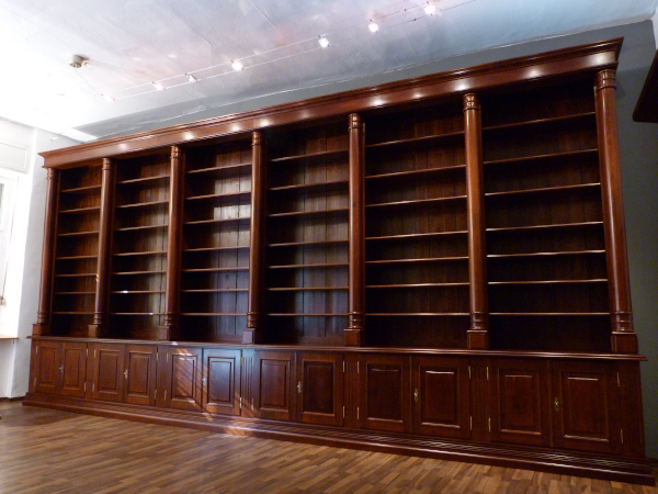 Bücherregale nach Maß, Massivholz Regal, monumentale Ausführung mit Säulen Bücherregale nach Maß, Massivholz Regal, monumentale Ausführung mit Säulen
