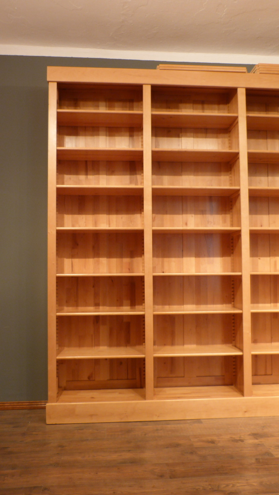 Elegante Bücherwand, massiv Erle, komplett zerlegbar Elegante Bücherwand, massiv Erle, komplett zerlegbar