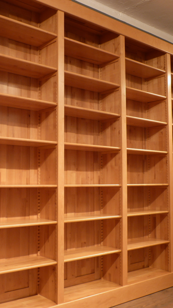 Elegante Bücherwand, massiv Erle, komplett zerlegbar Elegante Bücherwand, massiv Erle, komplett zerlegbar