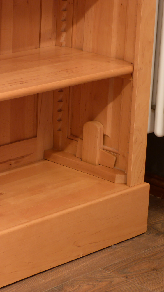 Elegante Bücherwand, massiv Erle, komplett zerlegbar Elegante Bücherwand, massiv Erle, komplett zerlegbar