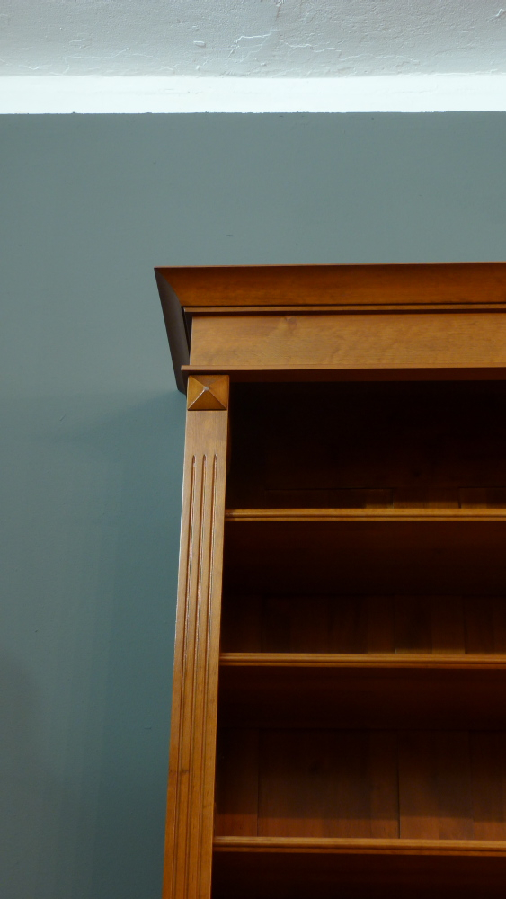 Klassische Regalwand im hellen Mahagoniton Klassische Regalwand im hellen Mahagoniton