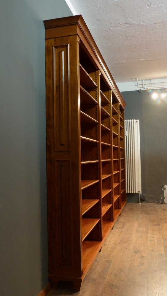 Klassische Regalwand im hellen Mahagoniton Klassische Regalwand im hellen Mahagoniton