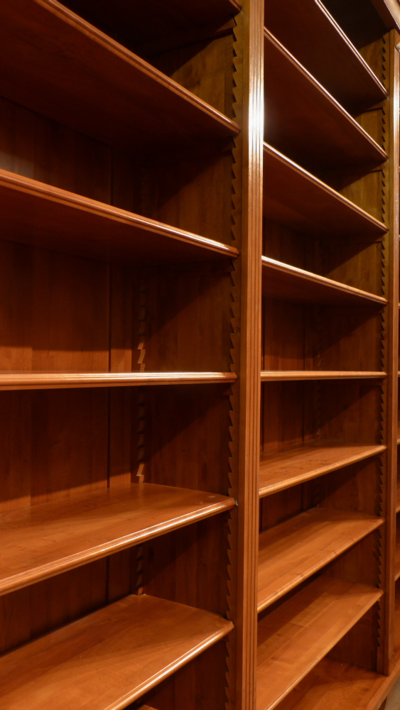 Klassische Regalwand im hellen Mahagoniton Klassische Regalwand im hellen Mahagoniton