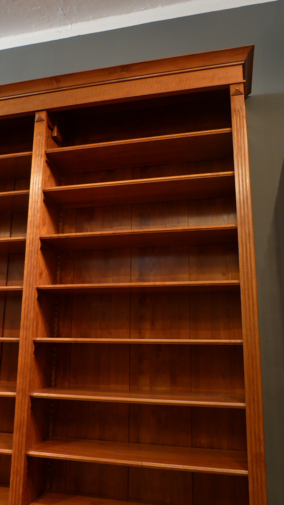 Klassische Regalwand im hellen Mahagoniton Klassische Regalwand im hellen Mahagoniton