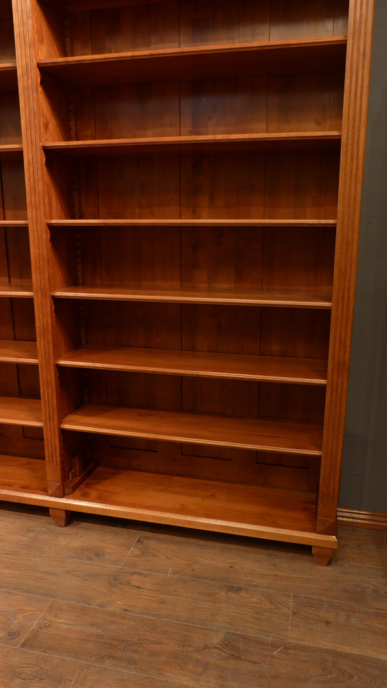 Klassische Regalwand im hellen Mahagoniton Klassische Regalwand im hellen Mahagoniton