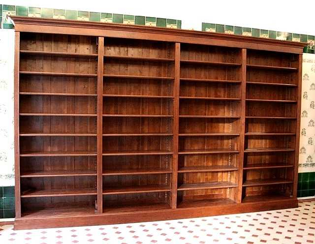 Regalwand massiv aus Holz Erle im Nussbaumton WAND7 - Bild 1 Regalwand massiv aus Holz Erle im Nussbaumton WAND7 - Bild 1