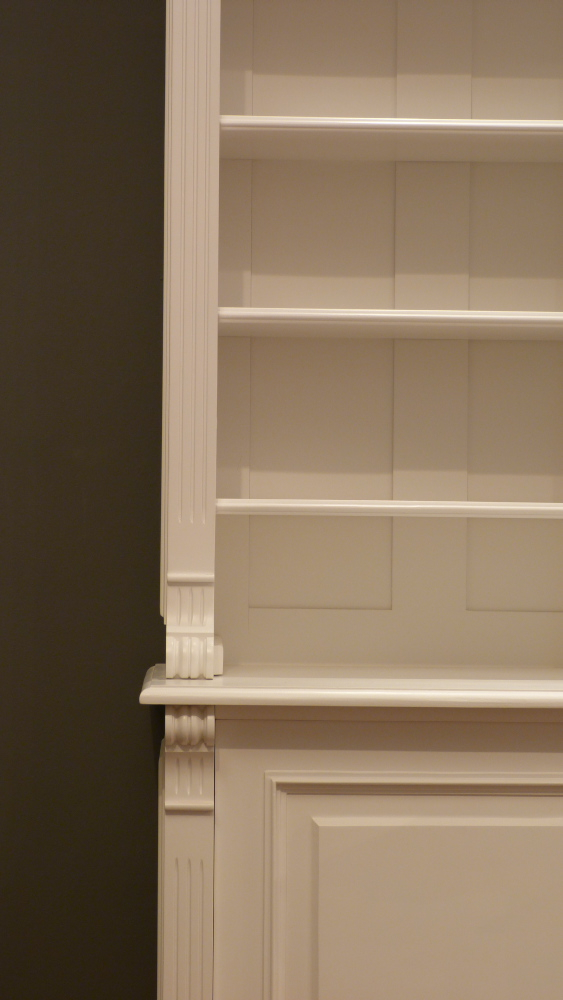 Klassische Bücherwand mit geschlossenem Unterbau im Gründerzeitstil Klassische Bücherwand mit geschlossenem Unterbau im Gründerzeitstil