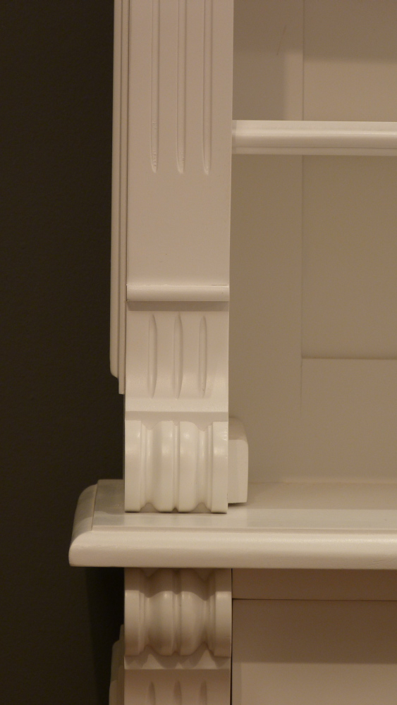 Klassische Bücherwand mit geschlossenem Unterbau im Gründerzeitstil Klassische Bücherwand mit geschlossenem Unterbau im Gründerzeitstil