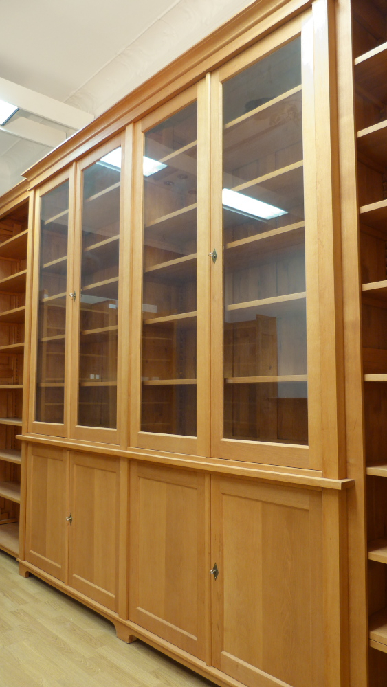 Massivholz Bücherwand mit Glastüren Massivholz Bücherwand mit Glastüren