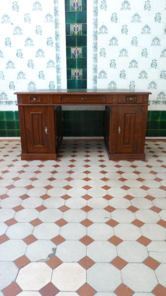 Klassisch gestalteter Schreibtisch aus massiver Erle Klassisch gestalteter Schreibtisch aus massiver Erle