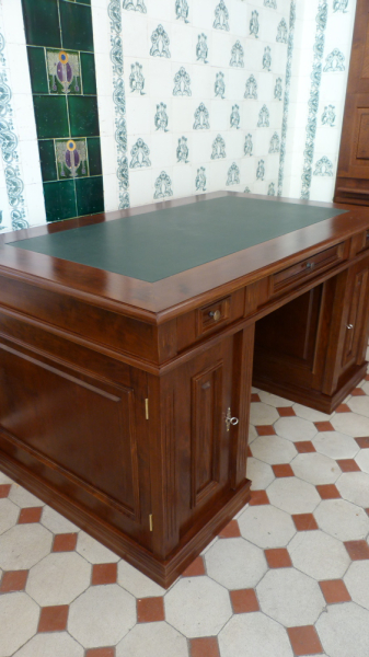 Klassisch gestalteter Schreibtisch aus massiver Erle Klassisch gestalteter Schreibtisch aus massiver Erle