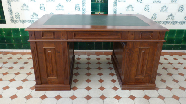 Klassisch gestalteter Schreibtisch aus massiver Erle Klassisch gestalteter Schreibtisch aus massiver Erle