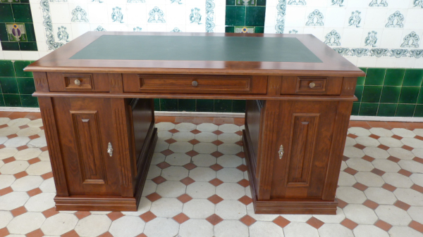 Klassisch gestalteter Schreibtisch aus massiver Erle Klassisch gestalteter Schreibtisch aus massiver Erle