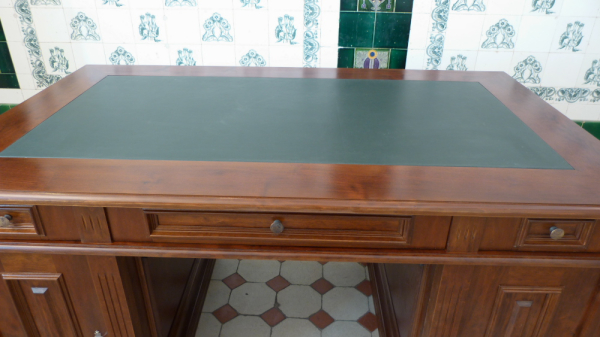 Klassisch gestalteter Schreibtisch aus massiver Erle Klassisch gestalteter Schreibtisch aus massiver Erle