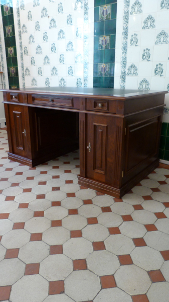 Klassisch gestalteter Schreibtisch aus massiver Erle Klassisch gestalteter Schreibtisch aus massiver Erle