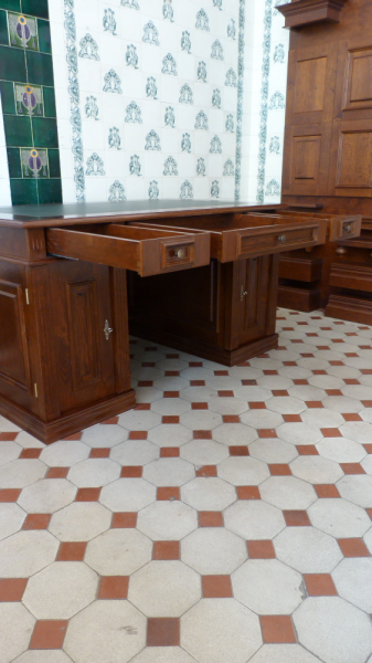 Klassisch gestalteter Schreibtisch aus massiver Erle Klassisch gestalteter Schreibtisch aus massiver Erle