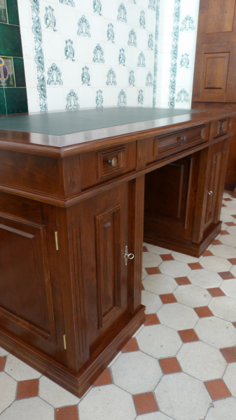 Klassisch gestalteter Schreibtisch aus massiver Erle Klassisch gestalteter Schreibtisch aus massiver Erle