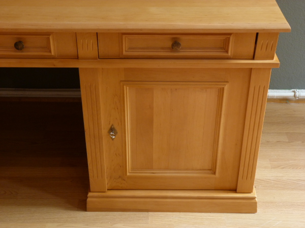 Massivholz Schreibtisch nach Maß und in unterschiedlicher Ausstattung Massivholz Schreibtisch nach Maß und in unterschiedlicher Ausstattung