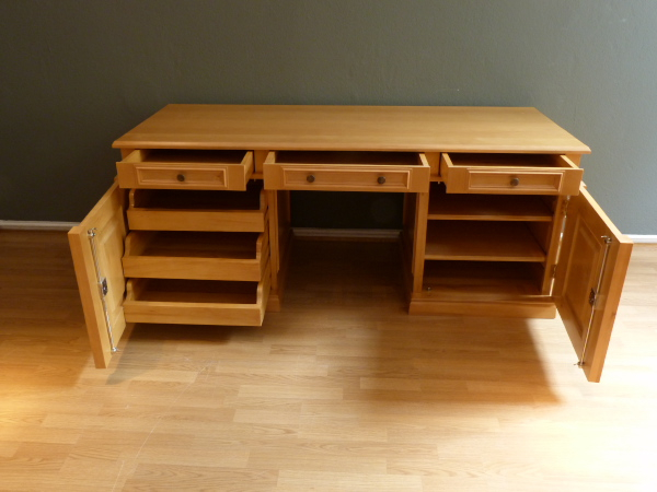 Massivholz Schreibtisch nach Maß und in unterschiedlicher Ausstattung Massivholz Schreibtisch nach Maß und in unterschiedlicher Ausstattung
