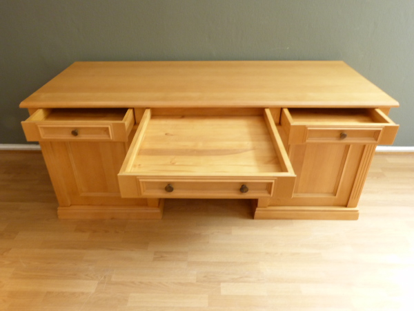 Massivholz Schreibtisch nach Maß und in unterschiedlicher Ausstattung Massivholz Schreibtisch nach Maß und in unterschiedlicher Ausstattung