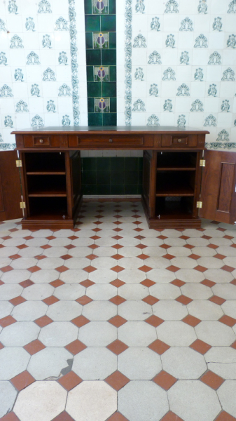 Klassisch gestalteter Schreibtisch aus massiver Erle Klassisch gestalteter Schreibtisch aus massiver Erle