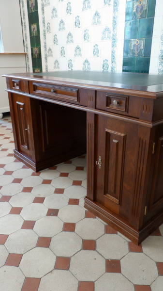 Klassisch gestalteter Schreibtisch aus massiver Erle Klassisch gestalteter Schreibtisch aus massiver Erle