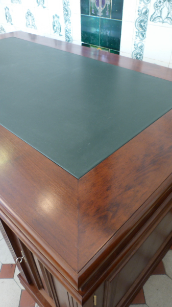 Klassisch gestalteter Schreibtisch aus massiver Erle Klassisch gestalteter Schreibtisch aus massiver Erle