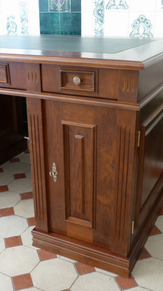 Klassisch gestalteter Schreibtisch aus massiver Erle Klassisch gestalteter Schreibtisch aus massiver Erle