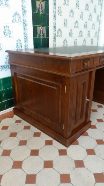 Klassisch gestalteter Schreibtisch aus massiver Erle Klassisch gestalteter Schreibtisch aus massiver Erle