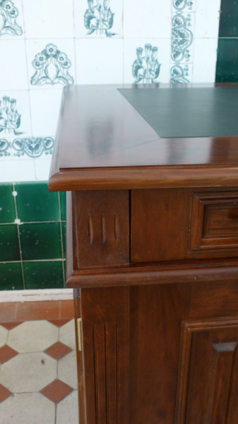 Klassisch gestalteter Schreibtisch aus massiver Erle Klassisch gestalteter Schreibtisch aus massiver Erle