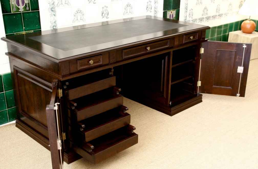 Schreibtisch mit Türen Schreibtisch mit Türen