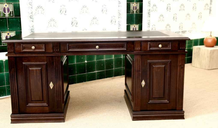 Frontseite vom Schreibtisch Frontseite vom Schreibtisch