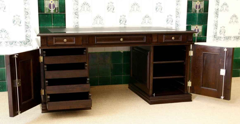 Türen vom Schreibtisch zu öffnen um 180° Türen vom Schreibtisch zu öffnen um 180°