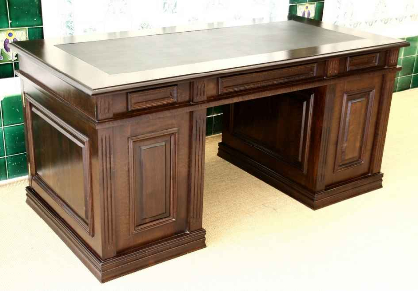 Rückseite vom Schreibtisch Rückseite vom Schreibtisch