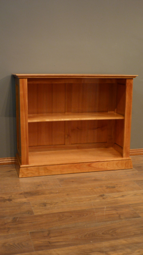 Flaches Kirschholz Regal
