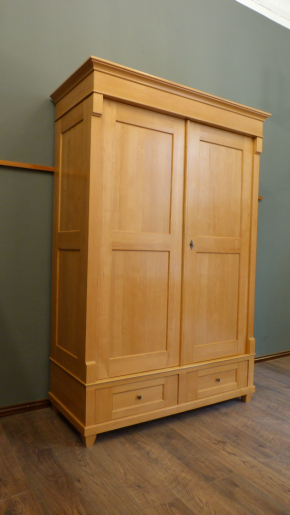Gebrauchter Klassischer Kleiderschrank, massiv Erle