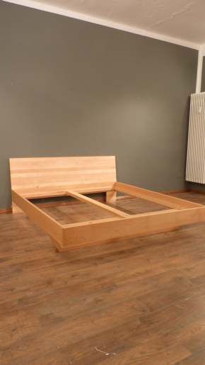 Schlichtes Massivholz Bett mit den Maßen 200x180cm