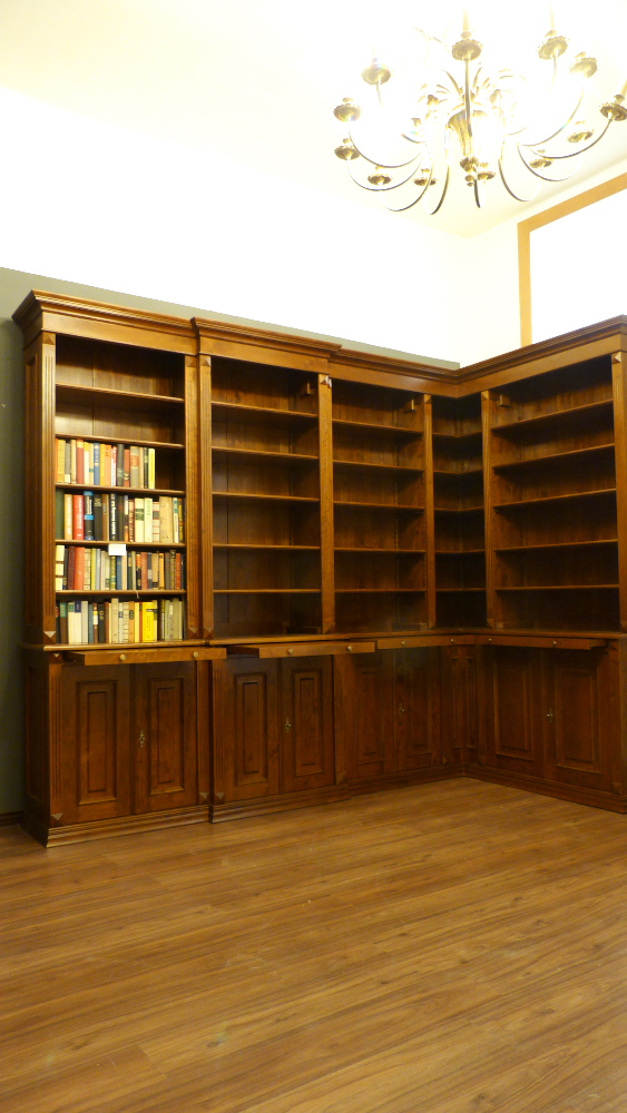 Massivholz Eckregal mit geschlossenem Unterbau, Nussbaum gebeizt Massivholz Eckregal mit geschlossenem Unterbau, Nussbaum gebeizt