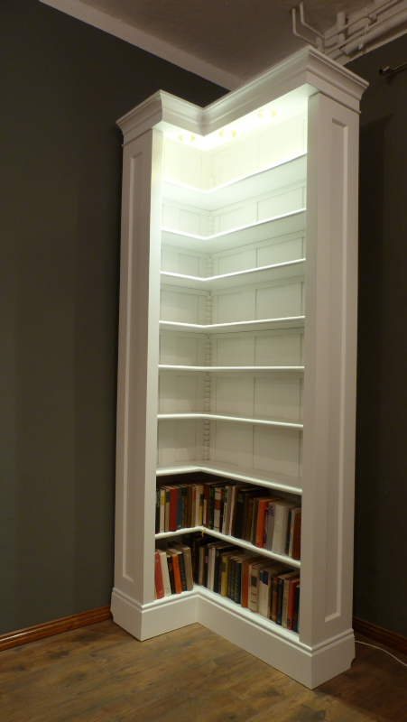 Schlichtes Eckregal mit Beleuchtung, massiv Erle weiß lasiert 1 Schlichtes Eckregal mit Beleuchtung, massiv Erle weiß lasiert 1