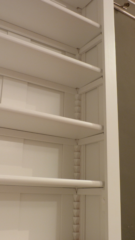 Schlichtes Eckregal mit Beleuchtung, massiv Erle weiß lasiert 1 Schlichtes Eckregal mit Beleuchtung, massiv Erle weiß lasiert 1